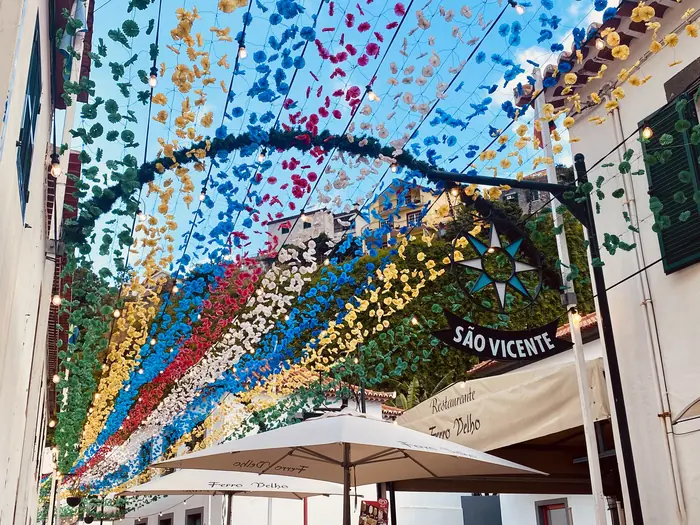 Rua decorada no centro de São Vicente