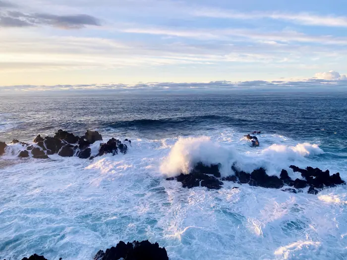 Ondas do Atlântico a rebentar nas rochas da costa norte