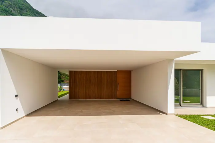 A entrada da moradia e o abrigo para carros