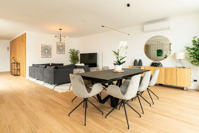 Sala de estar em espaço aberto com sofá grande