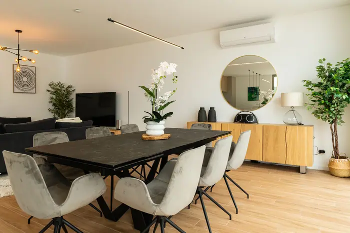 Sala de estar em espaço aberto com sofá grande