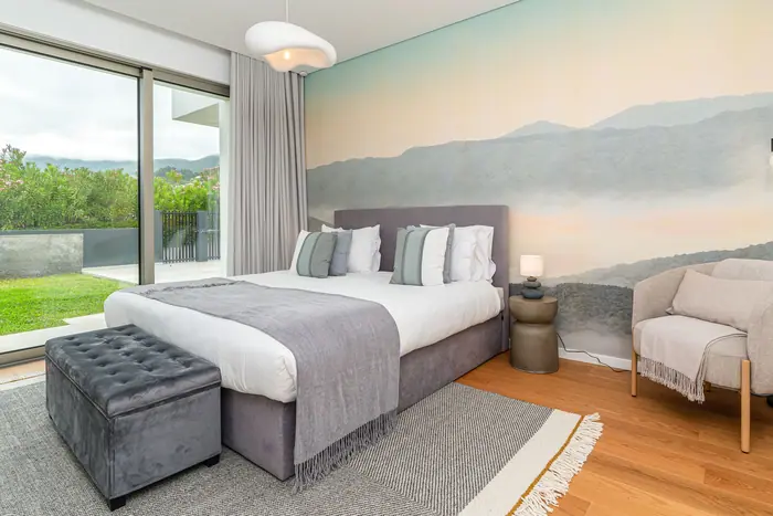 Mountain Room com cama king size e mural de serra com névoa