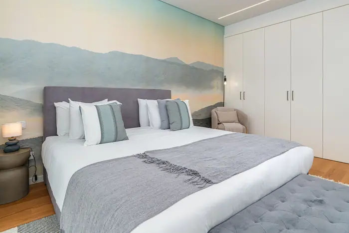 Mountain Room com cama king size e mural de serra com névoa