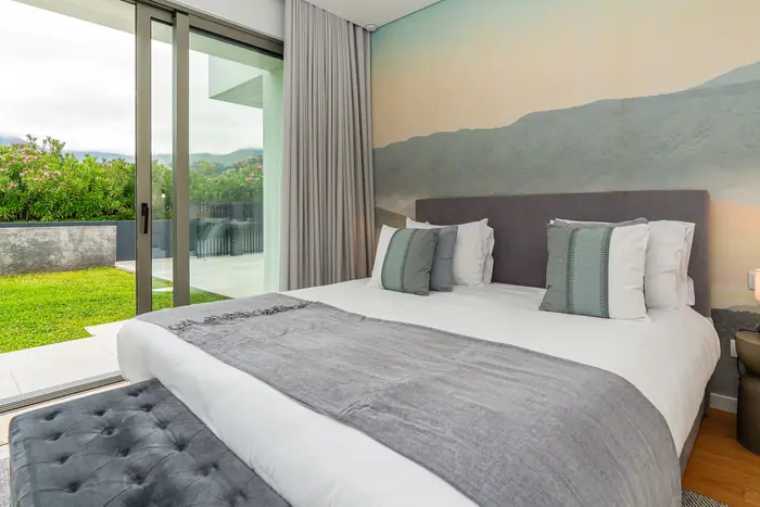 Mountain Room com cama king size e mural de serra com névoa