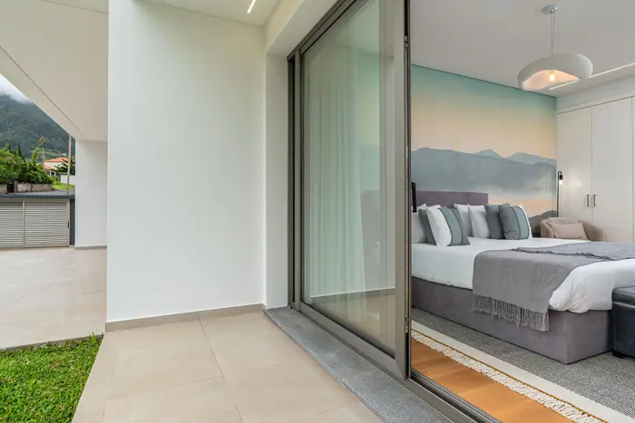 Mountain Room com cama king size e mural de serra com névoa
