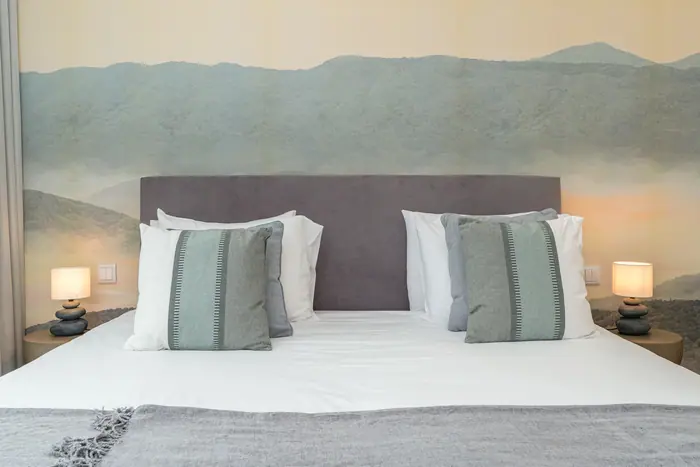 Mountain Room com cama king size e mural de serra com névoa