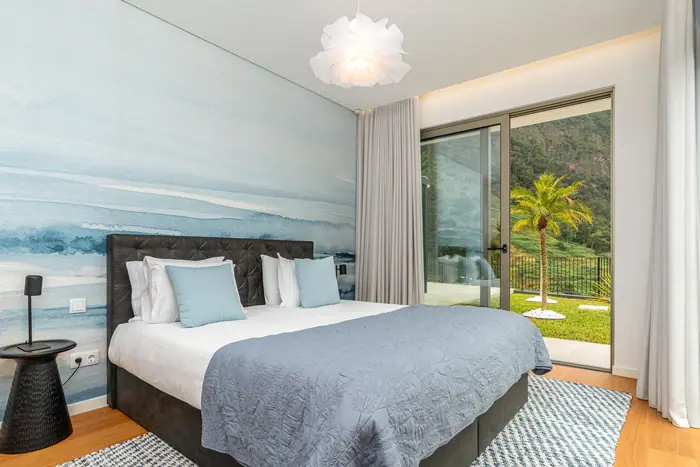 Ocean Room com cama king size e parede em aguarela azul