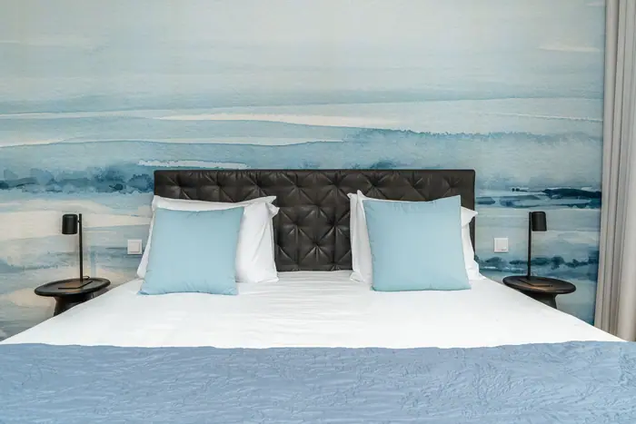 Ocean Room com cama king size e parede em aguarela azul