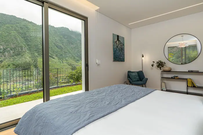 Ocean Room com cama king size e parede em aguarela azul