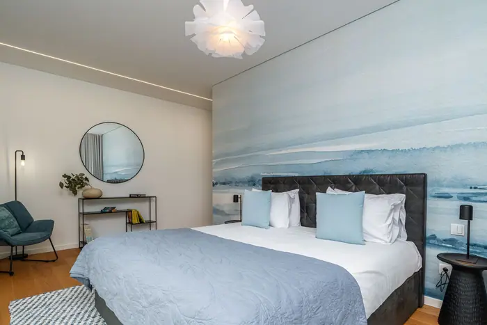 Ocean Room com cama king size e parede em aguarela azul