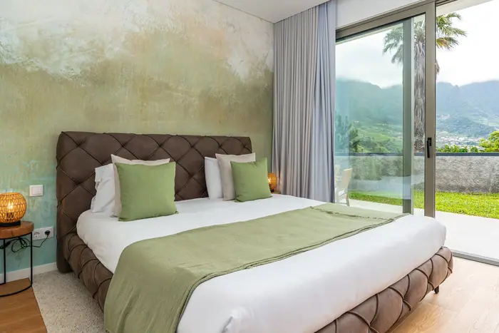 Olive Room com cama king size em tons de oliveira e salva