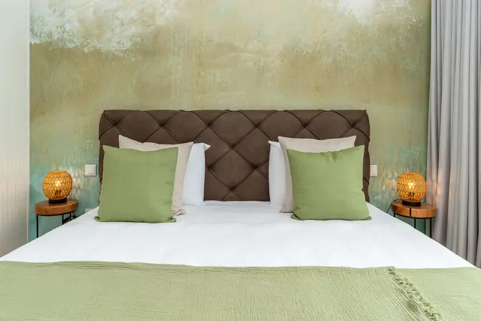 Olive Room com cama king size em tons de oliveira e salva