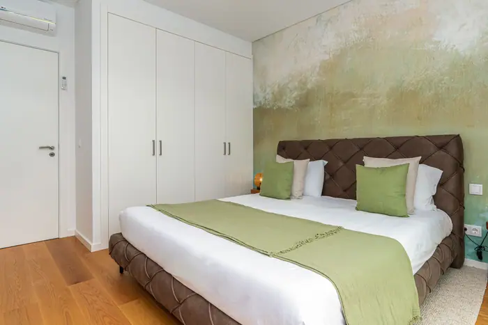 Olive Room com cama king size em tons de oliveira e salva