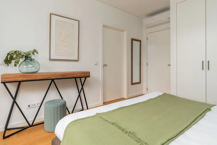 Olive Room com cama king size em tons de oliveira e salva