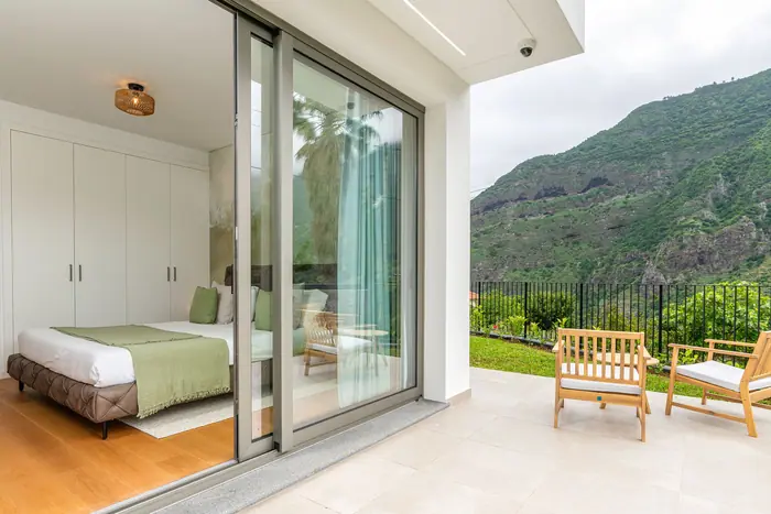 Olive Room com saída para um terraço com vista para a serra