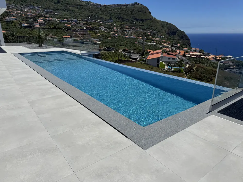 The pool of Elysium Calheta above the ocean
