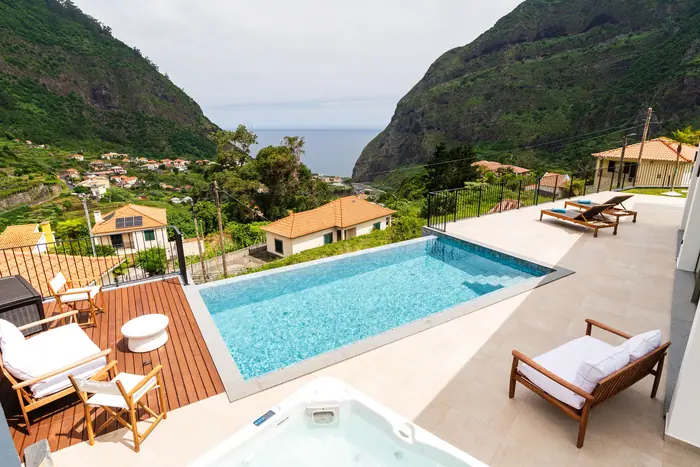 Piscina infinita, jacuzzi e deck com vista para a serra