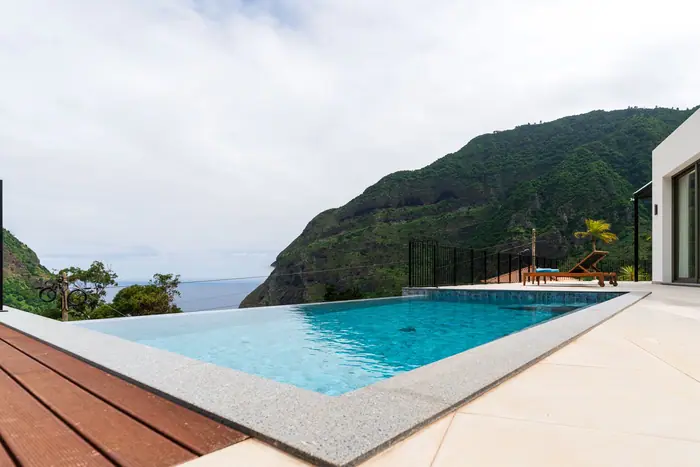 Rebordo da piscina infinita com vista para o Atlântico