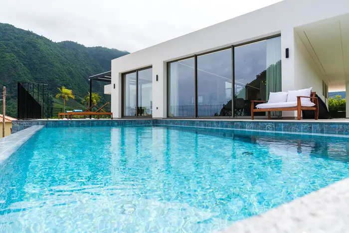 Água azul e cristalina da piscina infinita