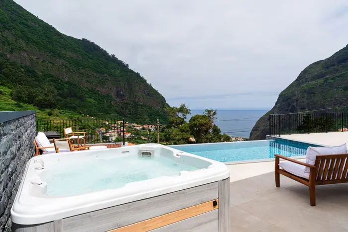 Jacuzzi junto à piscina
