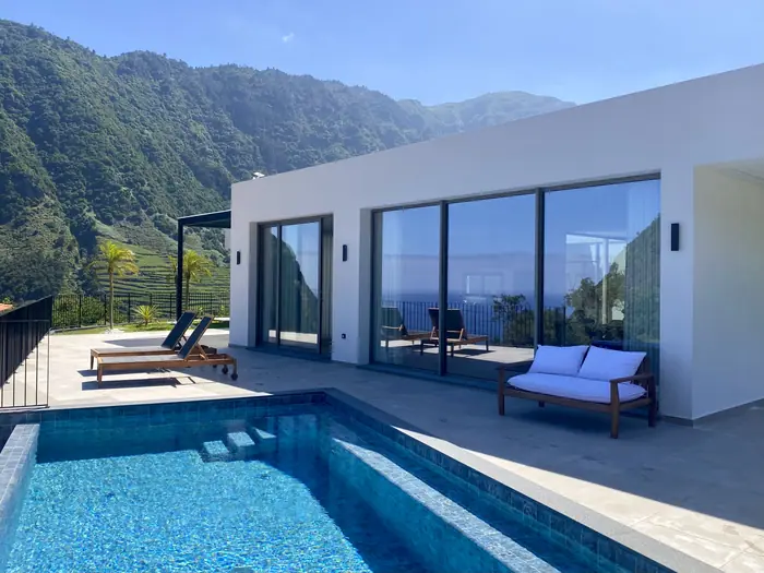 O terraço da piscina ao sol