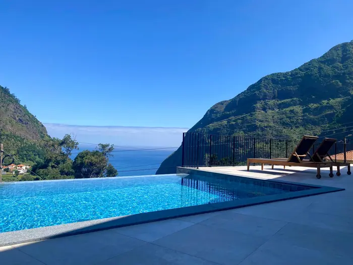 Rebordo da piscina infinita com vista para o Atlântico
