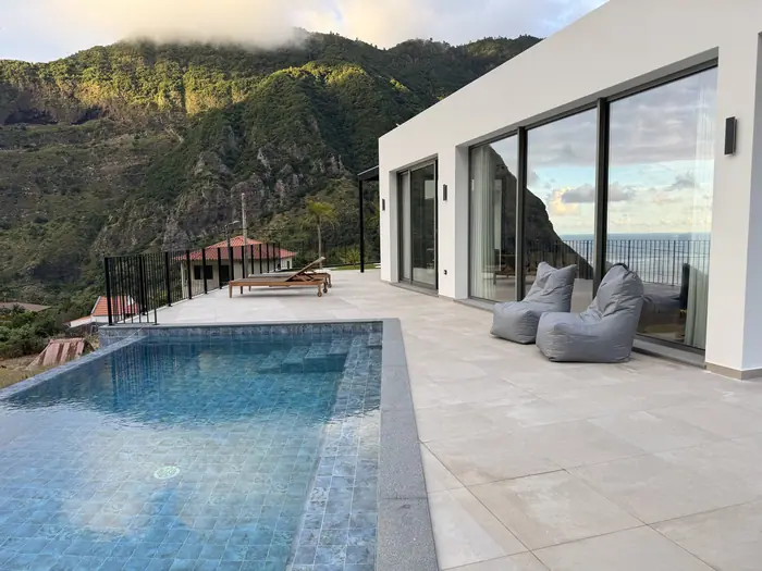 O terraço da piscina ao sol