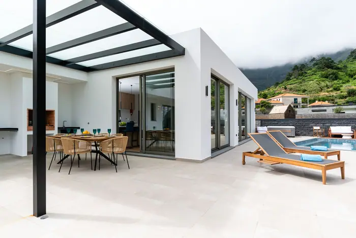 Terraço coberto junto à piscina